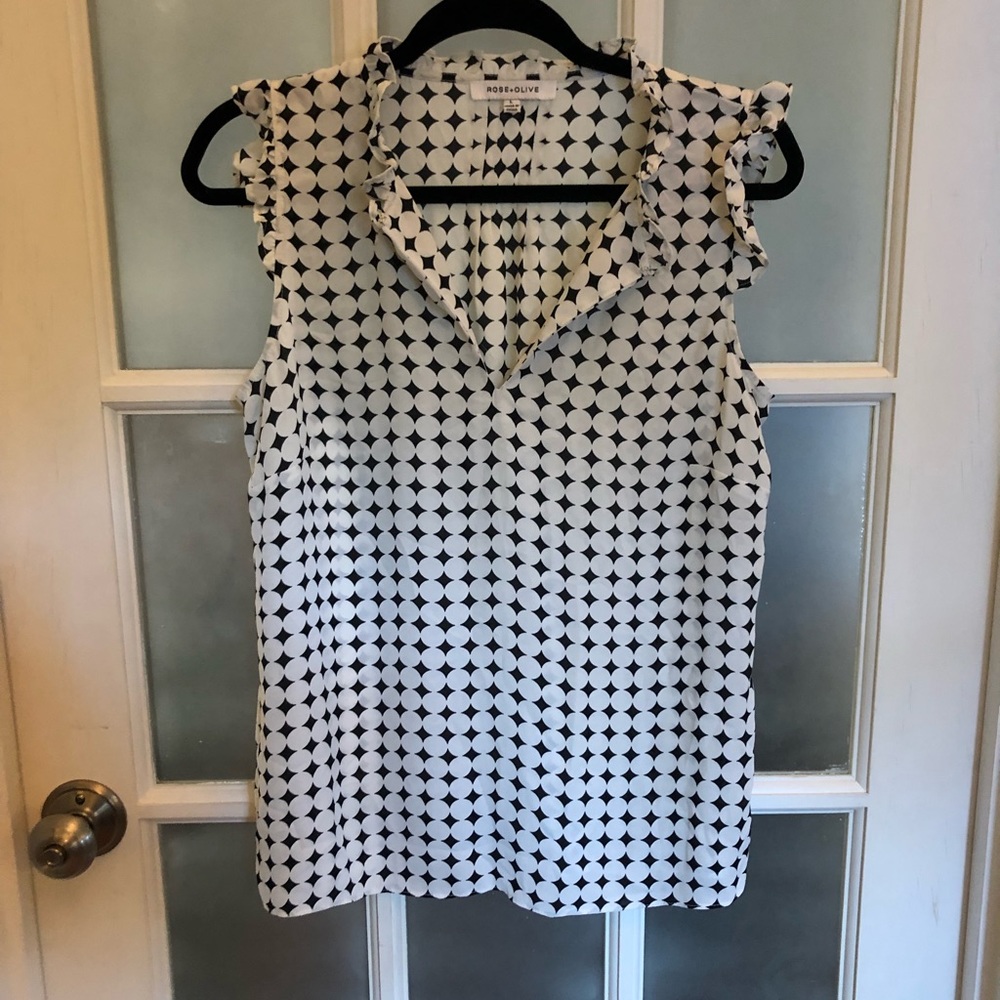 Stylish and professional large sleeveless top